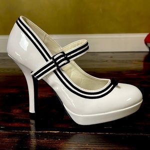 Pinup Couture Sexy Platform Heels.  Basically new without box.  Size 8
